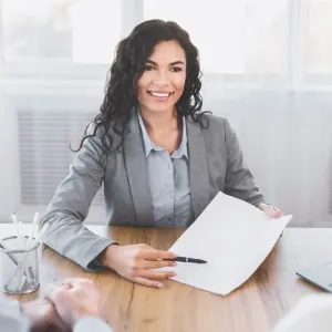 Adviseur neemt met een klant de administratie door