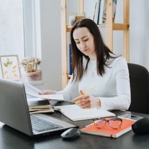 Werkplek met laptop en papieren tijdens het maken van een aangifte